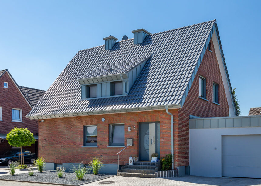 Klinkerhaus mit silbergrauem Flachdachziegel