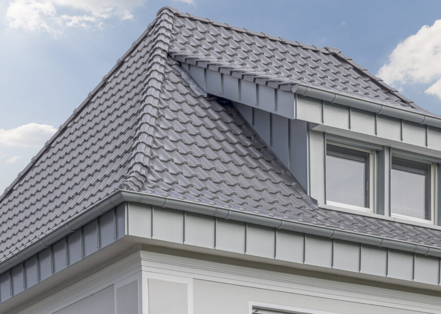 Wohnhaus mit Anbau und Flachdachziegel J13v in silbergrau auf dem Dach