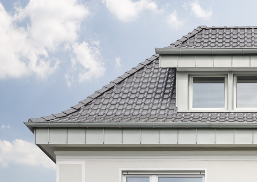 Wohnhaus mit Anbau und Flachdachziegel J13v in silbergrau auf dem Dach