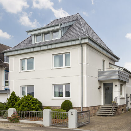 Wohnhaus mit Anbau und Flachdachziegel J13v in silbergrau auf dem Dach