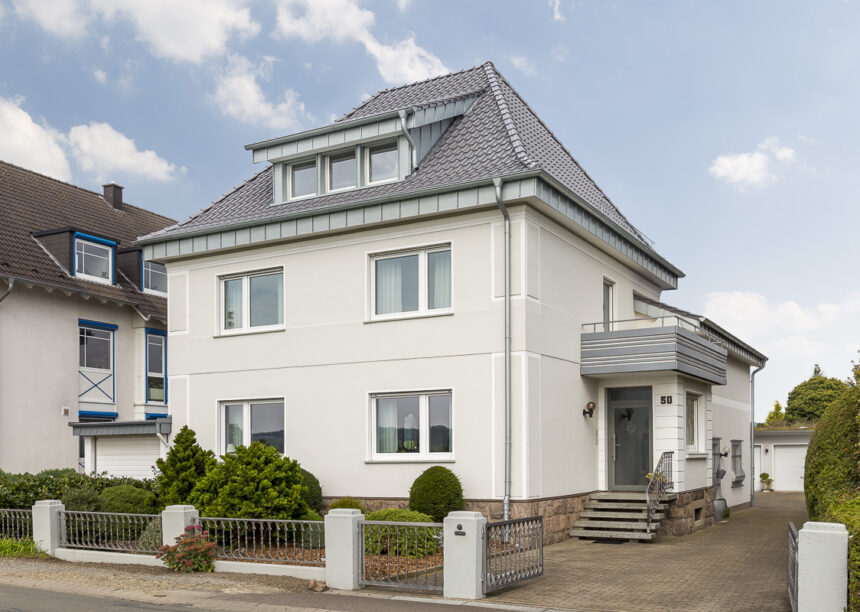 Wohnhaus mit Anbau und Flachdachziegel J13v in silbergrau auf dem Dach