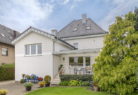 Wohnhaus mit Anbau und Flachdachziegel J13v in silbergrau auf dem Dach