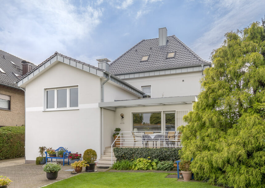 Wohnhaus mit Anbau und Flachdachziegel J13v in silbergrau auf dem Dach