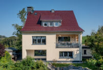 Saniertes Wohnhaus mit Flachdachziegel J13v in bordeauxrot