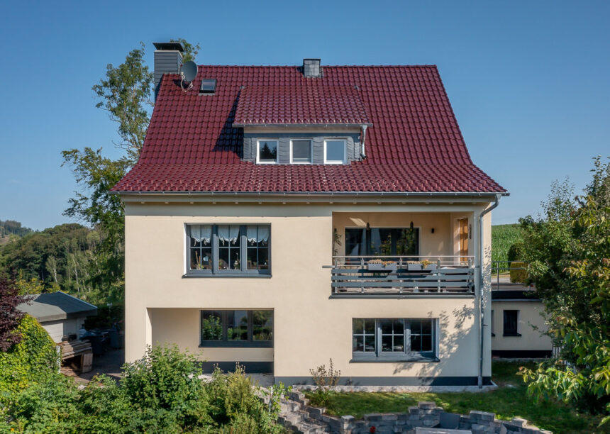 Saniertes Wohnhaus mit Flachdachziegel J13v in bordeauxrot