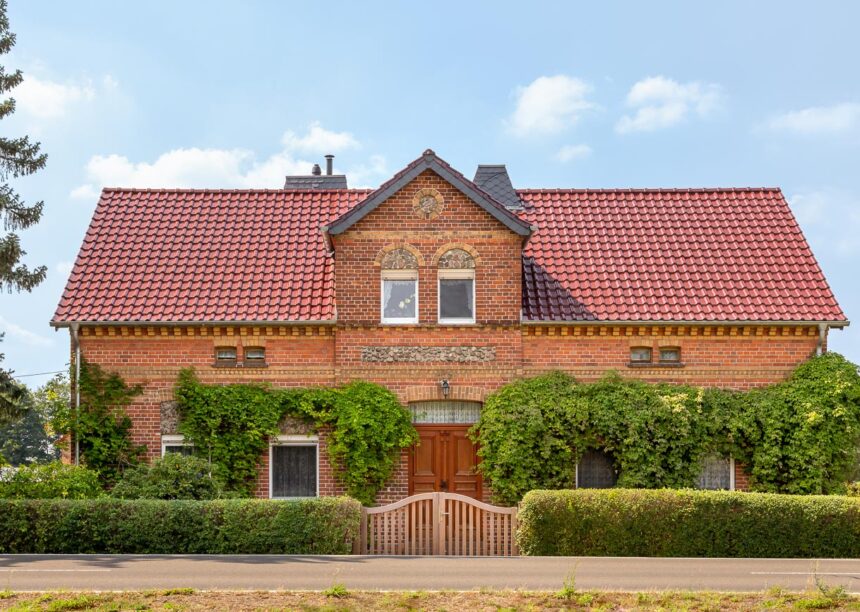 Historische Klinkervilla mit bordeauxroten Flachdachziegel J13v