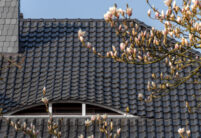 Detailaufnahme von einem Dach gedeckt mit Flachdachziegel J13v in schiefergrau matt