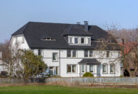 Traditionelle Villa mit Flachdachziegel J13v in schiefergrau matt