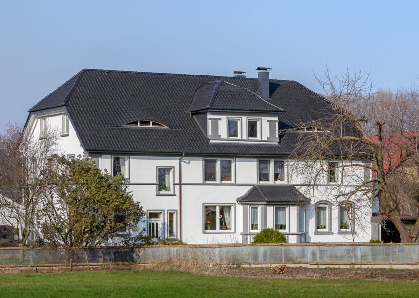 Traditionelle Villa mit Flachdachziegel J13v in schiefergrau matt