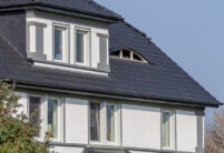 Detailansicht von traditioneller Villa mit Flachdachziegel J13v in schiefergrau matt