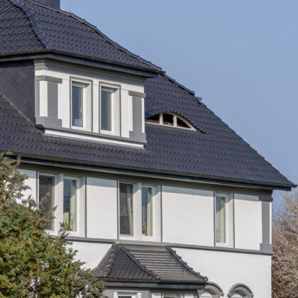 Detailansicht von traditioneller Villa mit Flachdachziegel J13v in schiefergrau matt