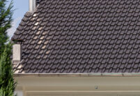 Detailansicht von Dach, gedeckt mit Flachdachziegel J13v in schiefergrau matt