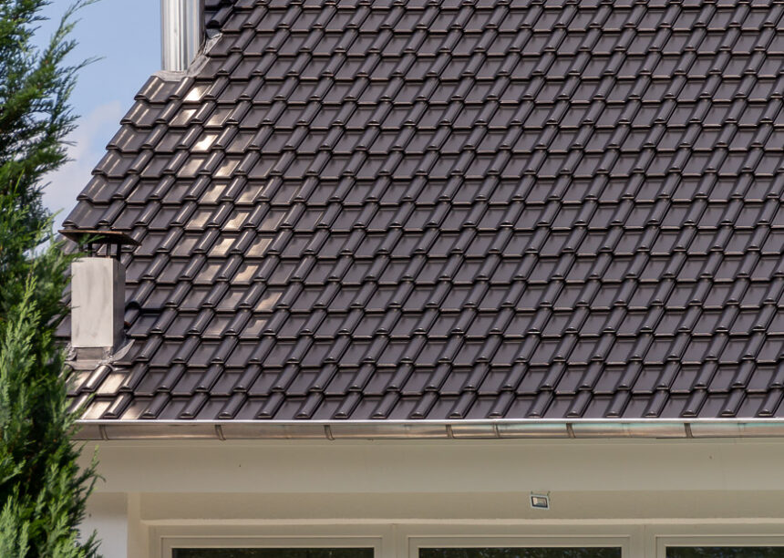 Detailansicht von Dach, gedeckt mit Flachdachziegel J13v in schiefergrau matt