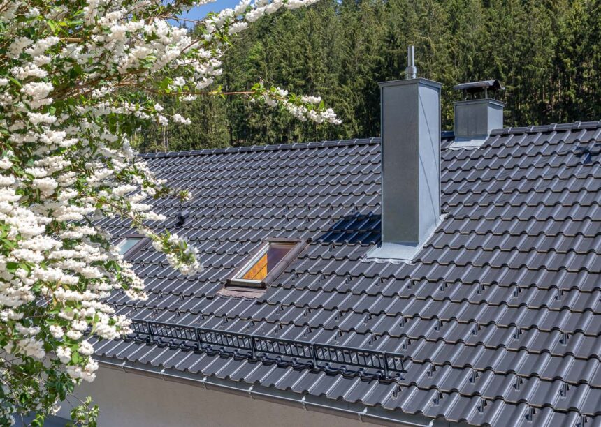 Detailaufnahme vom Dach eines Mehrfamilienhauses mit Flachdachziegel J13v in schiefergrau matt