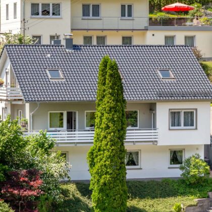 Mehrfamilienhaus mit Flachdachziegel J13v in schiefergrau matt