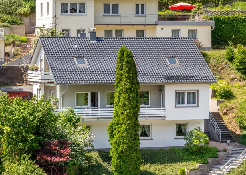 Mehrfamilienhaus mit Flachdachziegel J13v in schiefergrau matt