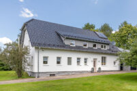 Einfamilienhaus mit Krüppelwalmdach, Flachdachziegel J13v in schiefergrau matt