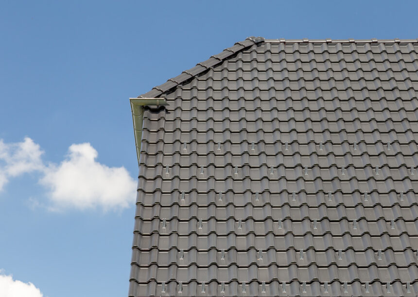 Detailansicht eines Daches mit Flachdachziegel J13v in schiefergrau matt