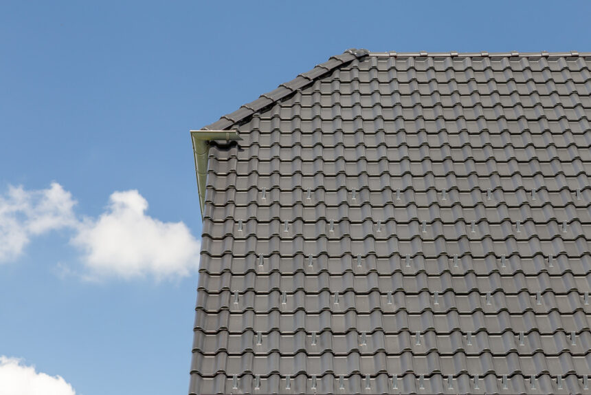 Detailansicht eines Daches mit Flachdachziegel J13v in schiefergrau matt