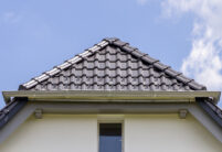 Fronansicht eines Daches mit Flachdachziegel J13v in schiefergrau matt