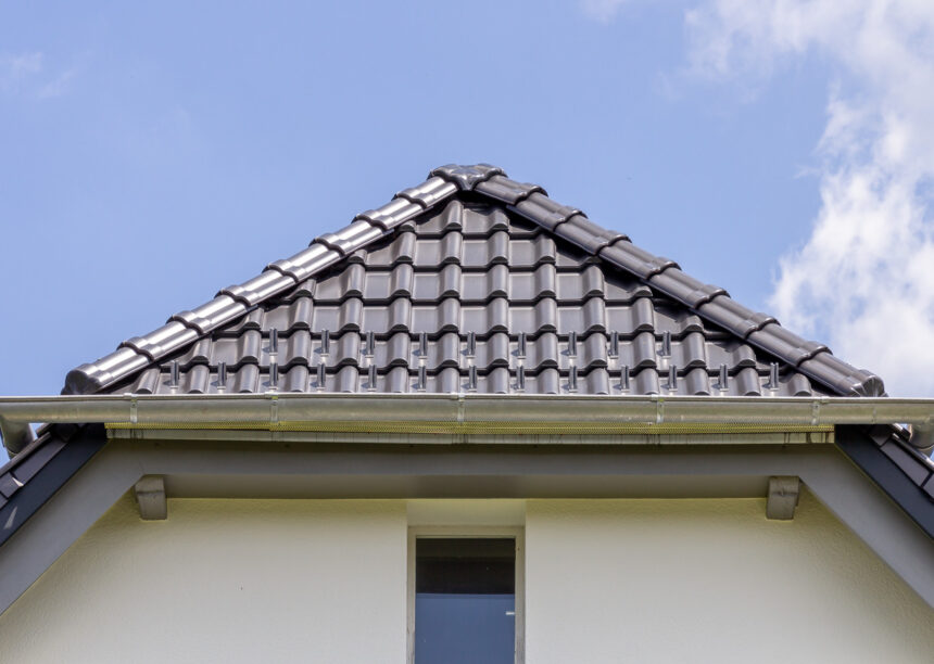 Fronansicht eines Daches mit Flachdachziegel J13v in schiefergrau matt