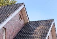 Klinkerhaus mit Flachdachziegel J13v in schiefergrau matt auf dem Dach