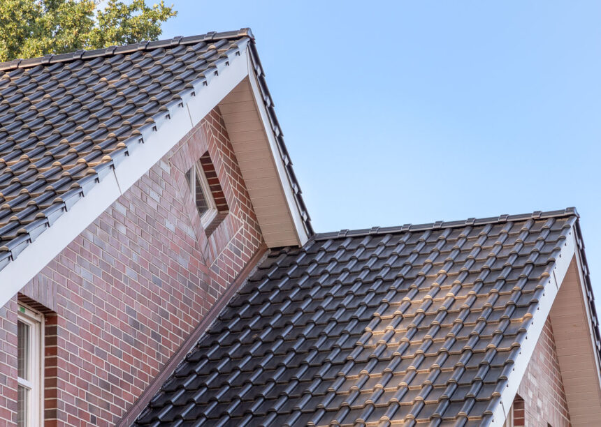 Klinkerhaus mit Flachdachziegel J13v in schiefergrau matt auf dem Dach