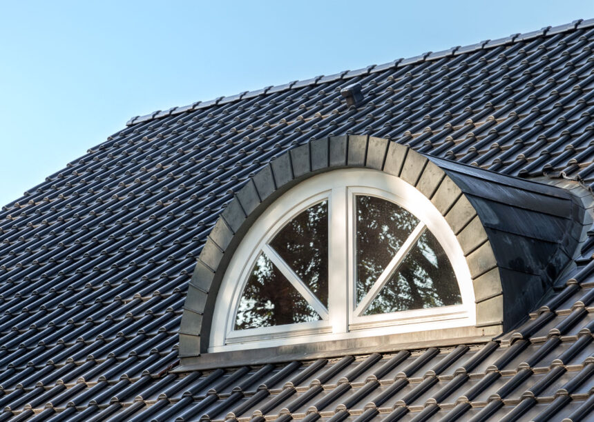 Klinkerhaus mit Flachdachziegel J13v in schiefergrau matt auf dem Dach