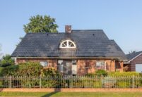 Klinkerhaus mit Flachdachziegel J13v in schiefergrau matt auf dem Dach
