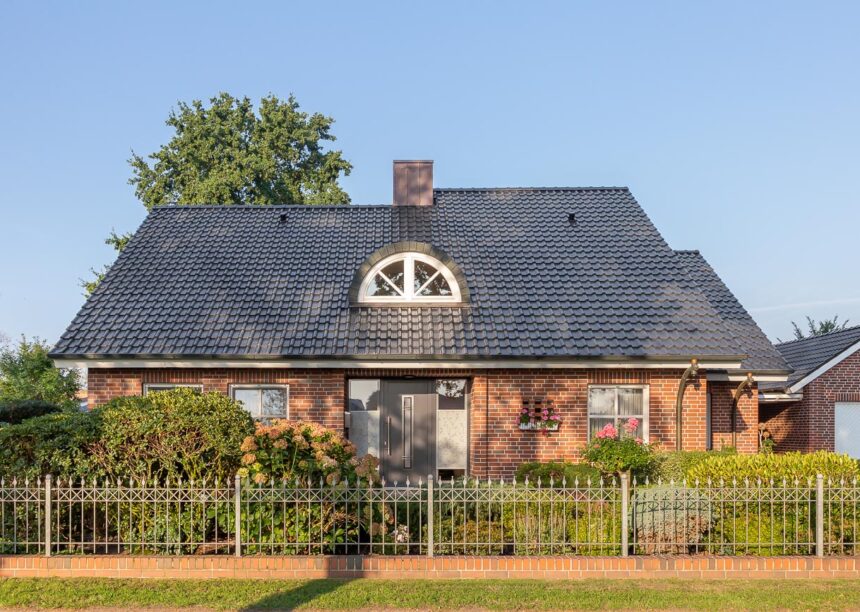 Klinkerhaus mit Flachdachziegel J13v in schiefergrau matt auf dem Dach