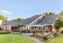 Klinkerhaus mit Flachdachziegel J13v in schiefergrau matt auf dem Dach