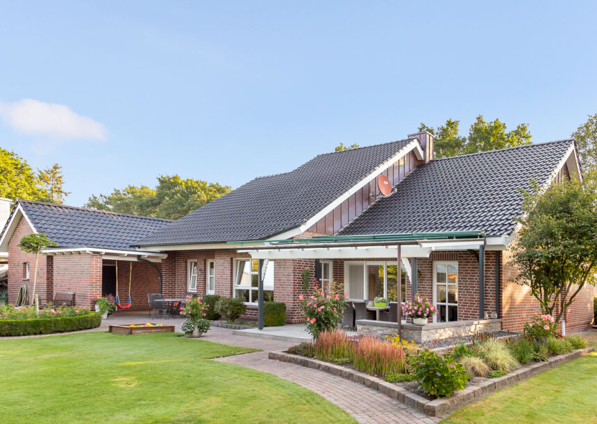 Klinkerhaus mit Flachdachziegel J13v in schiefergrau matt auf dem Dach