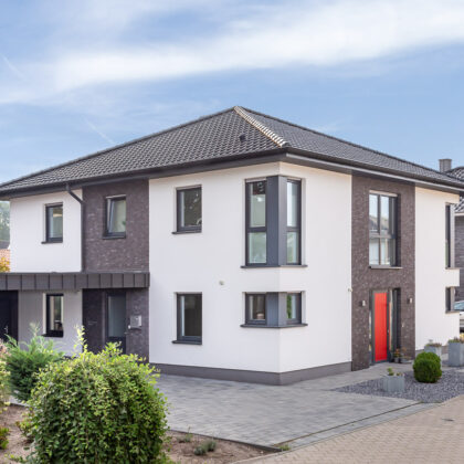 Neubau mit Flachdachziegel J13v in schiefergrau matt