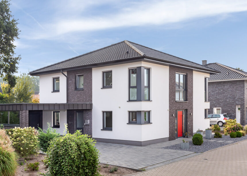 Neubau mit Flachdachziegel J13v in schiefergrau matt