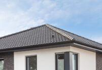 Neubau mit Flachdachziegel J13v in schiefergrau matt