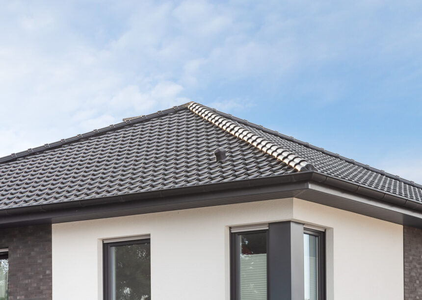 Neubau mit Flachdachziegel J13v in schiefergrau matt