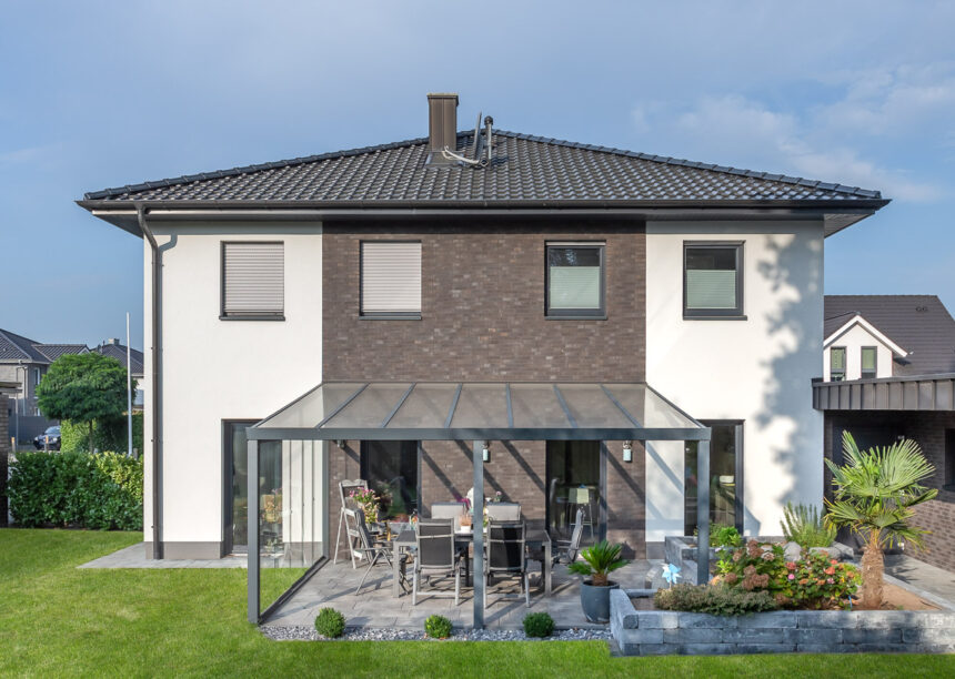 Neubau mit Flachdachziegel J13v in schiefergrau matt