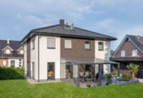 Neubau mit Flachdachziegel J13v in schiefergrau matt