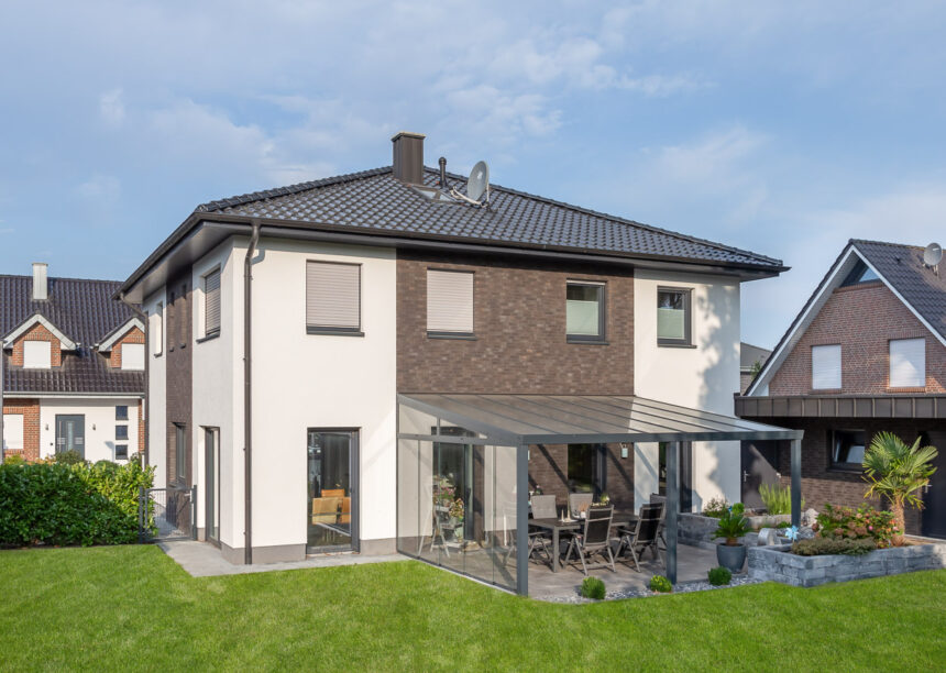 Neubau mit Flachdachziegel J13v in schiefergrau matt