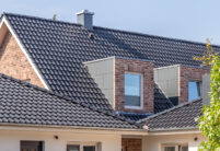 Klinkerhäuser mit Flachdachziegel J13v in schiefergrau matt