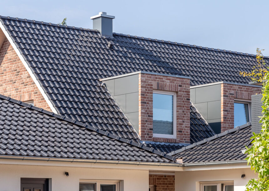 Klinkerhäuser mit Flachdachziegel J13v in schiefergrau matt