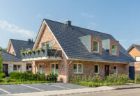 Klinkerhäuser mit Flachdachziegel J13v in schiefergrau matt