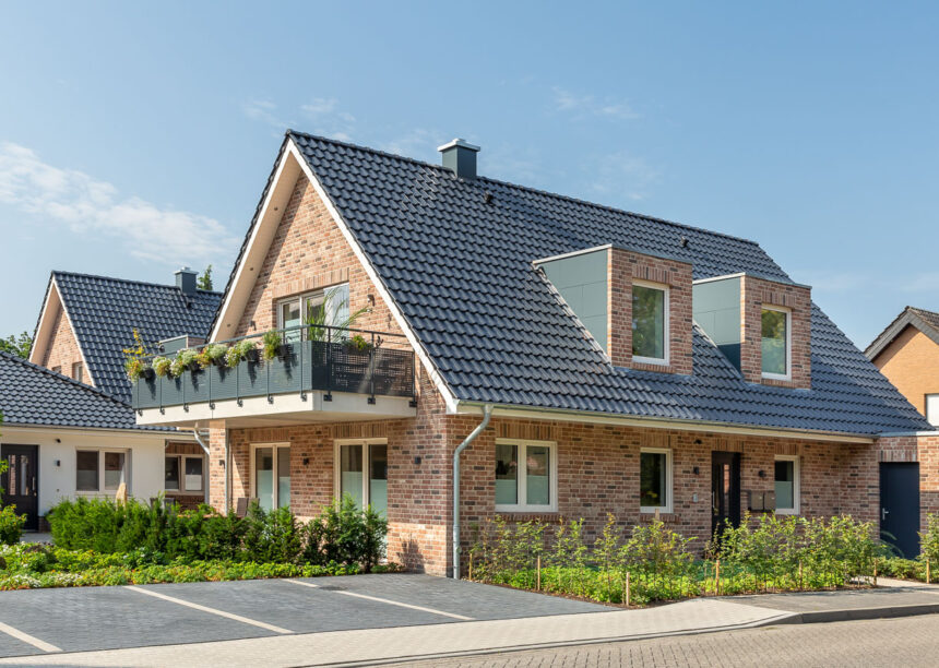Klinkerhäuser mit Flachdachziegel J13v in schiefergrau matt