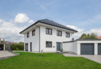 Neubau mit Flachdachziegel J13v in schiefergrau matt