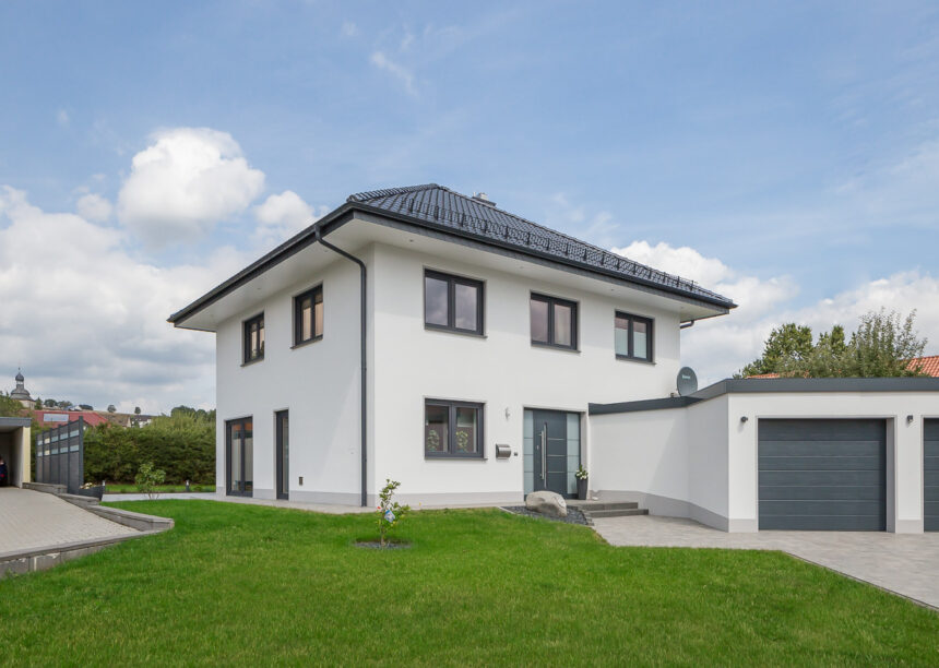 Neubau mit Flachdachziegel J13v in schiefergrau matt