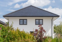 Neubau mit Flachdachziegel J13v in schiefergrau matt