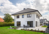 Neubau mit Flachdachziegel J13v in schiefergrau matt