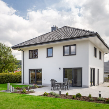 Neubau mit Flachdachziegel J13v in schiefergrau matt