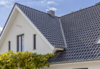 Einfamilienhaus mit Flachdachziegel J13v in schiefergrau matt