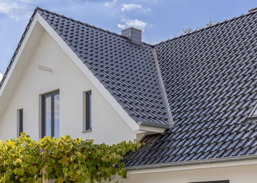 Einfamilienhaus mit Flachdachziegel J13v in schiefergrau matt